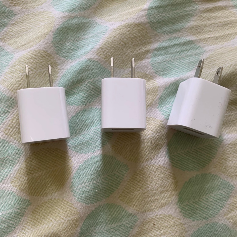 Apple 5w phone charging blocks